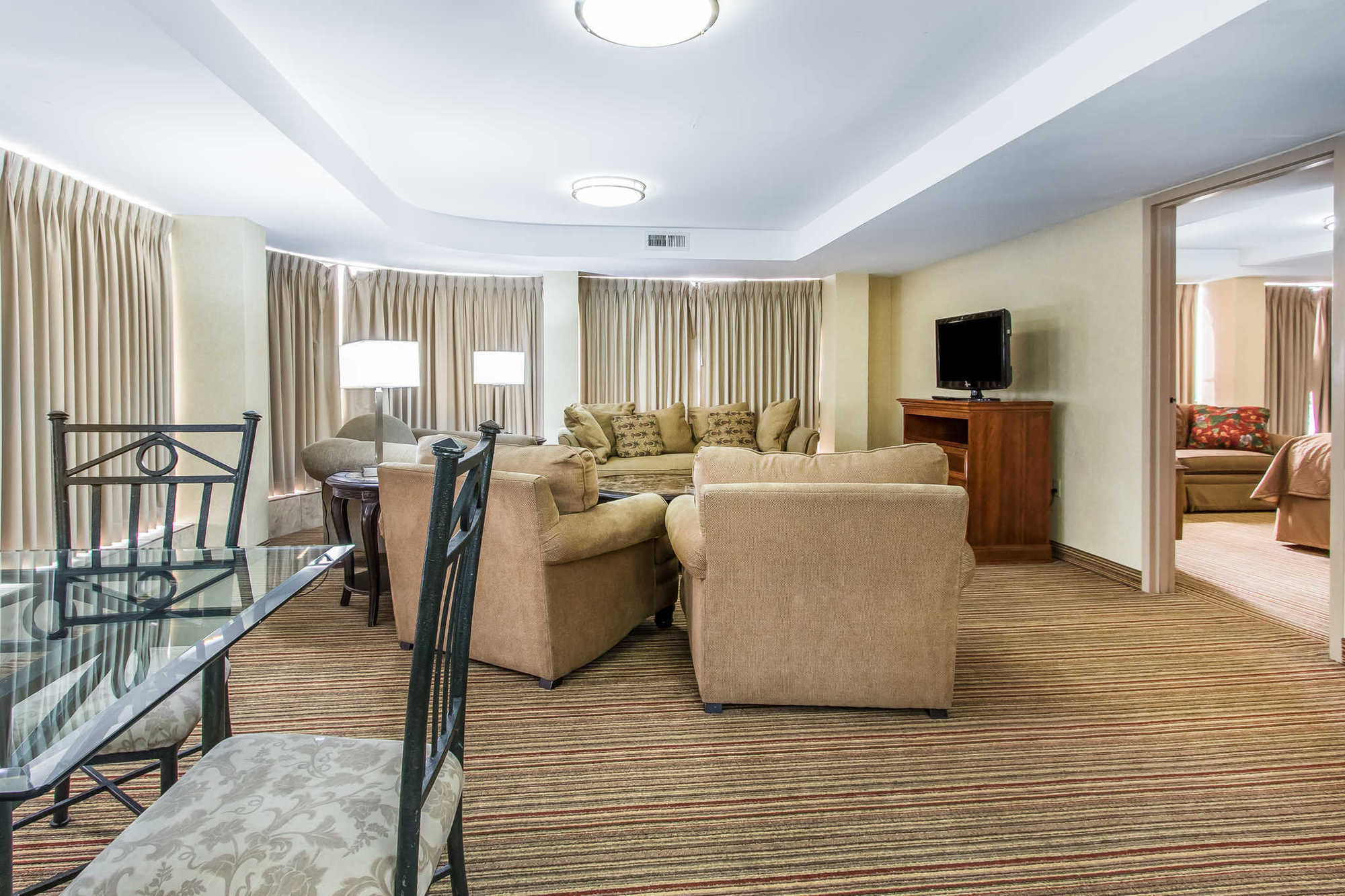 Clarion Hotel Broken Arrow - Tulsa Room photo