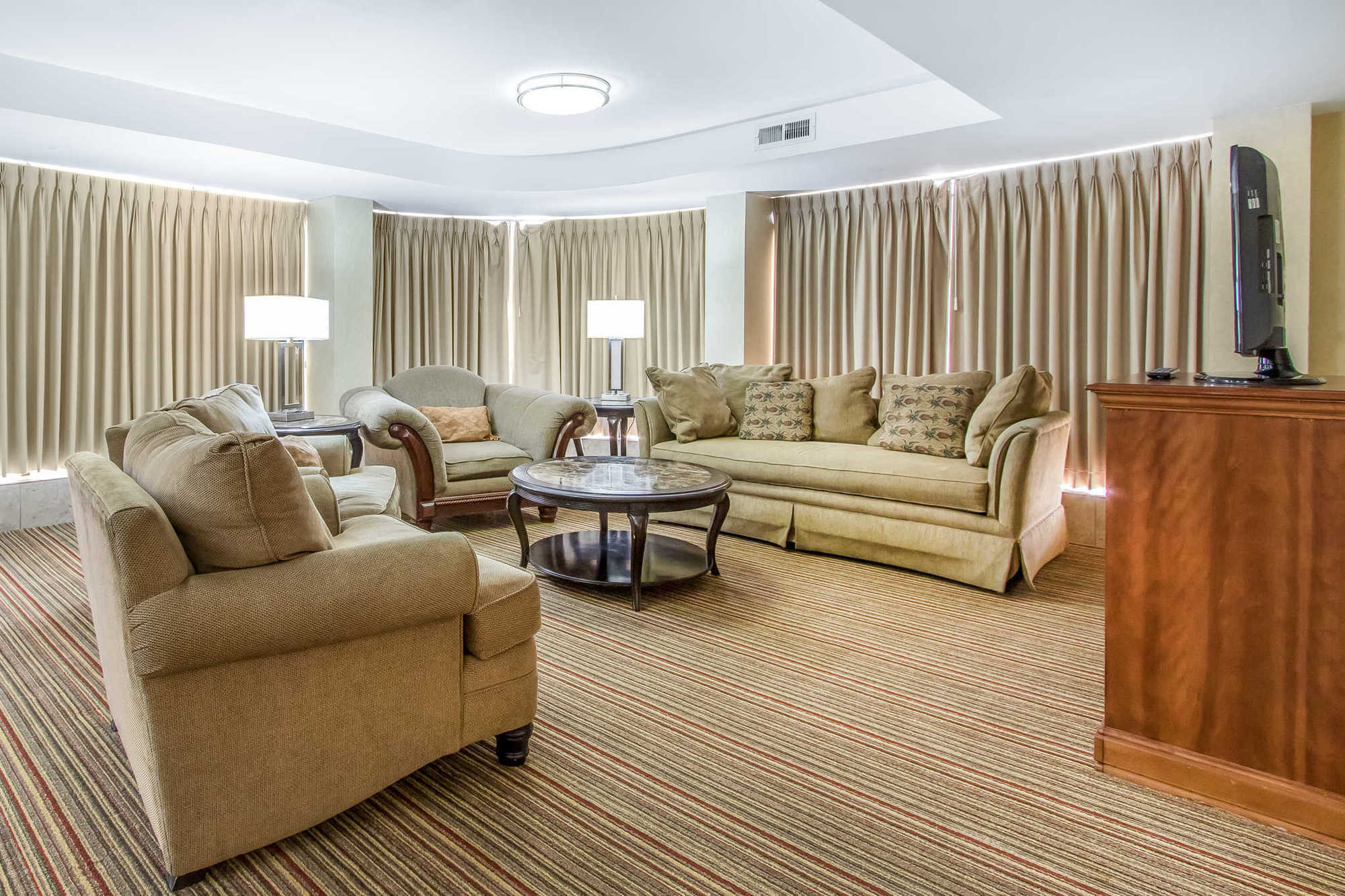 Clarion Hotel Broken Arrow - Tulsa Room photo